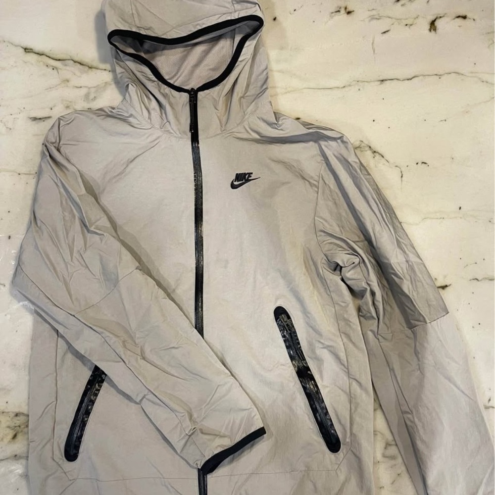 Nike Men's Light Gray Hooded Windbreaker